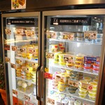 高知アイス売店 - カップアイスのショーケース
