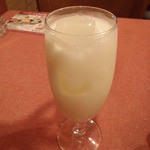 インディアンレストランミラ - インド料理には甘くて冷たいラッシーが合います。
