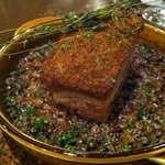 ビストロ酒場マエストロ - 豚バラ肉の香草パン粉焼きレンズ豆添え！1750円うま〜〜〜