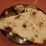 インディアンレストランミラ - ど～んと、やってきました。 向こう側は、タンドリーチキン、サラダ、デザートです。