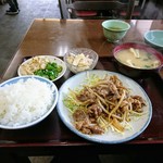 たからや - 本日の日替わりは焼き肉、サラダ、小鉢、味噌汁つき。６５０円ですが、ご飯小なら６２０円です。