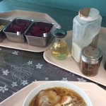 波止場食堂 - 沢山の薬味