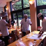 まごの店 - 取材を受ける