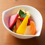地元野菜のピクルス盛合せ