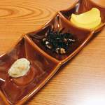 Yamaguchisankainomegumibetteifukunohana - おばんざい三種盛りという名のお漬物など。手前が「じんだ味噌」でこれも山口名物とのこと。