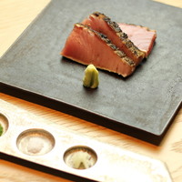 仕上げの炙りは目の前で。高知直送の新鮮な鰹にほのかな藁の香りが食欲をそそる『鰹の塩たたき』