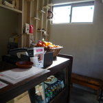 SE1 - 数人ほどが座れるイートインスペースもあります。