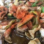 スタミナとん - 一味で辛味を加えるとより美味