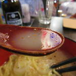 わらじ - スープは鶏の出汁がしっかり