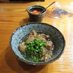 魚虎 - 牛すじ煮込、好みで柚子胡椒