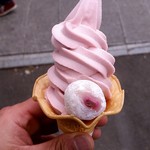 鬼太郎茶屋 - 目玉おやじの桜ソフトクリーム