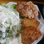 割烹居酒屋 やすまろ - 本日はマグロカツ2個、鳥の唐揚げ2個