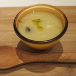 リストランテ サクラ - 新玉葱のポタージュ　烏賊の墨煮　レモンピール