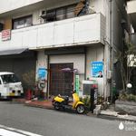 Udonfukagawa - 店の外観　※この日は風が強いせいもあり、暖簾がめくり上がっている