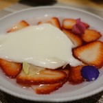 SUGALABO - 奈良中井農園いちご”古都華” 杏仁豆腐添え