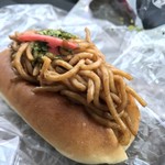 粉とクリーム - あふれんばかりの焼きそばを見よ！
      これぞ焼きそばパソの理想形。
      ミニコッペ 焼きそば！