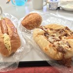 粉とクリーム - 惣菜パソはカレーかウインナーにかぎる。
      手ごろなお値段ながら充実のカレーパソ。
      お値段以上のスパイシーチリドッグ。
      しかも塩パソ 照り焼きチキソまで！