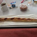 粉とクリーム - 本日のポンイツ。
      長〜いウインナー棒（という商品名）、名前のとおり全長およそ40cm。
      オトーサン御満悦♡