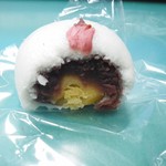 和菓子処 大角玉屋 本店 - 桜饅頭　中には栗が・・・