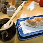 いなさ寿司 - 醤油は刷毛で塗る