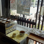 つづみ - 店内　おでんと塩むすび　セルフ式