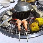 祇園とれぴち - 海鮮食材をテーブルに埋め込まれた七輪で炭火焼きが楽しめます