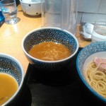 麺屋一燈 - 大盛りには追加のつけ汁