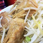 ラーメン二郎 - 豚の厚み