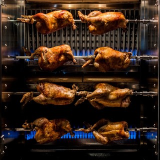 本格的なロテサリーマシンで焼き上げる銘柄鶏
