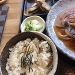 松月 - 今日はキノコ御飯でしたよ。チョッピリのお焦げが絶品です。(^^)