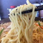 ともや - 「野菜らーめん 味噌」麺リフト。麺は機械打ち角刃麺、やや縮れはいった中太麺で、加水率は中程と思われ、味噌ラーメンには程良い固さを生み出してくれる麺だ。