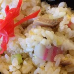 ともや - 「漢盛りちゃーはん」接写。具材は豊富に入っていて、中味は、チャーシュー、鳴門巻き、玉子に刻みネギである。