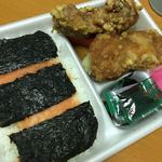 ヤムヤム - のりカラ明太弁当（唐揚げ2個の下に
      コロッケとちくわ天と赤ウィンナー）