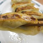 日高屋 - まずは、餃子をヒョイッと持ち上げ