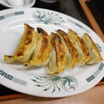 日高屋 - セットになった「焼餃子」はパリッと焼かれて美味しそうなフォルムにうっとり！