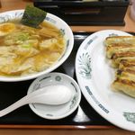 日高屋 - 注文した「ワンタン麺　餃子セット」は10分ほどで目の前に運ばれてきました。