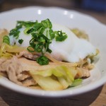 大島や - 豚バラと春キャベツの炒め煮、温玉乗せ