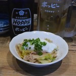 大島や - 豚バラと春キャベツの炒め煮、温玉乗せ