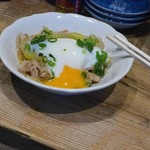 大島や - 豚バラと春キャベツの炒め煮、温玉乗せ