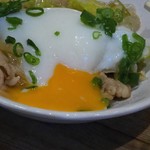 大島や - 豚バラと春キャベツの炒め煮、温玉乗せ