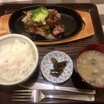 ステーキハウス寿楽 - 国産牛とオーストラリアビーフのサイコロステーキ
      150g1600円