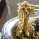 たか富 - 焼きそばの麺・リフトアップ。米沢中華そば用の中華麺、つまり米沢麺を使用ております。