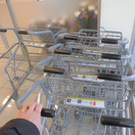 本庄鮮魚センター - カート置き場