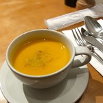 サラベス - ニンジンとジンジャーのスープ。