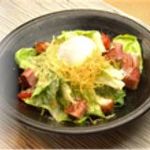 Okonomiyaki Teppan Yaki Tsurujirou - ごろごろベーコンと温玉のシーザーサラダ