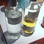 バー・バーンズ - ザ・ボタニスト　右はジュニパーを漬けたもの