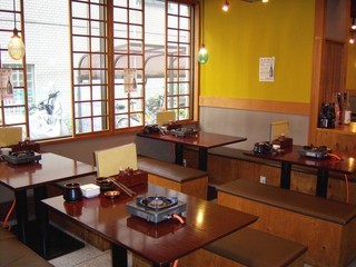 Kyouyasai Shabushabu - 4人掛けのテーブルが４つ。テーブルを付けるのも可能です。
