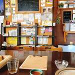 キーマカレーとチャイ なるせ堂 - 店内は読み物がたくさん♫