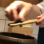 はらまさ - 親方がトリュフを豪快に削っています