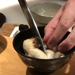 はらまさ - トリュフご飯の上に、白子がのせられ、それを親方が包丁で切っています